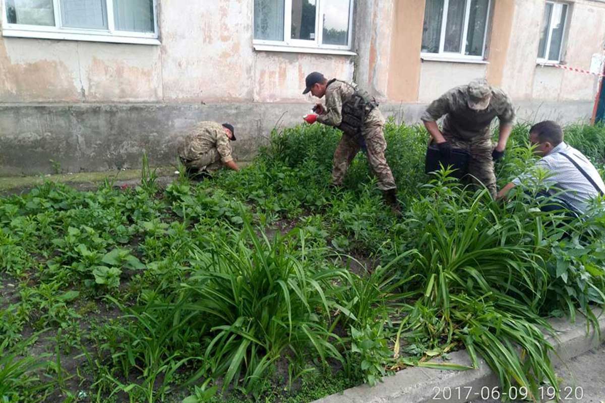 По Харьковом мужчина подорвался на самодельной бомбе (фото)