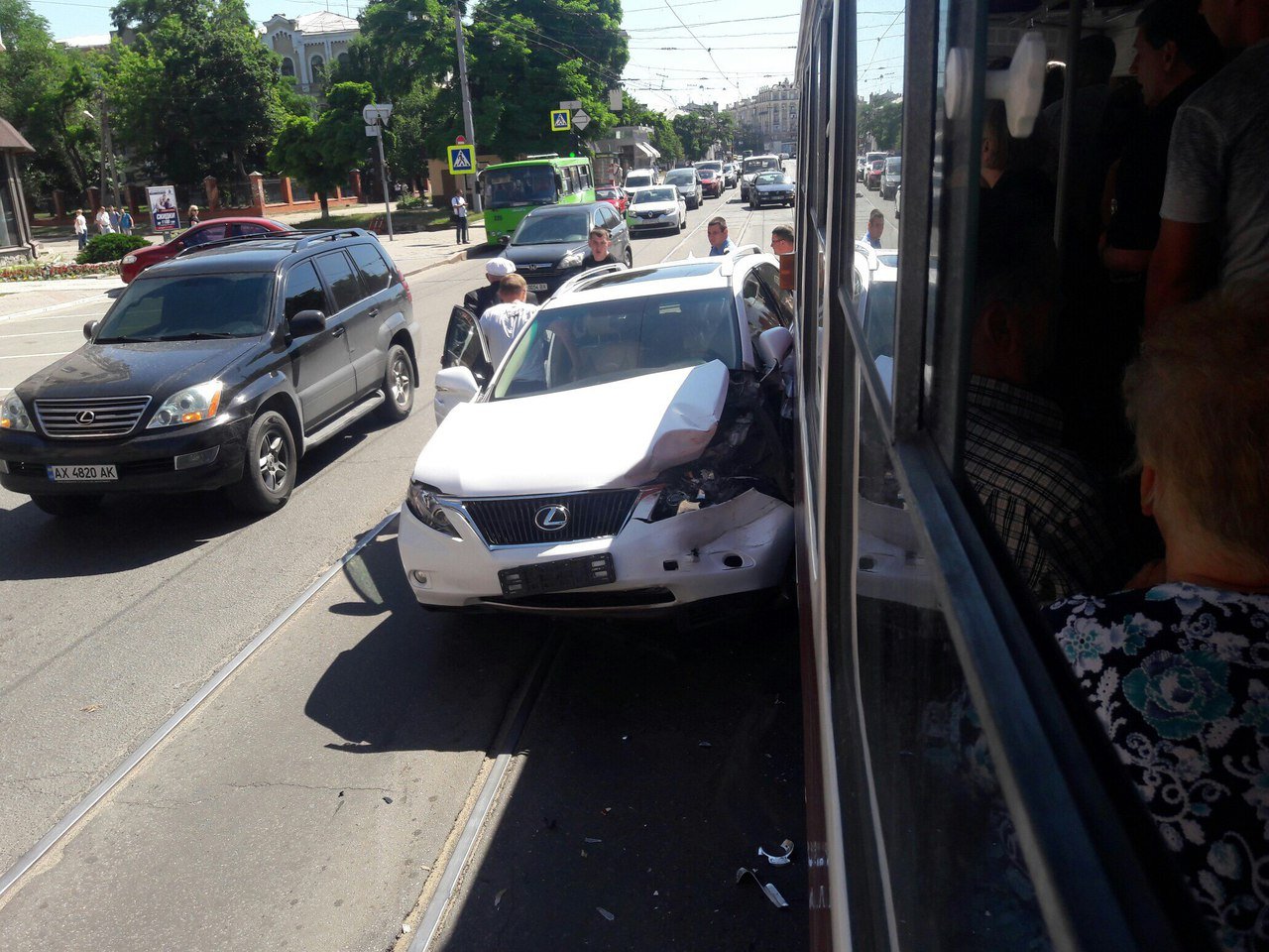 В Харькове Lexus врезался в трамвай