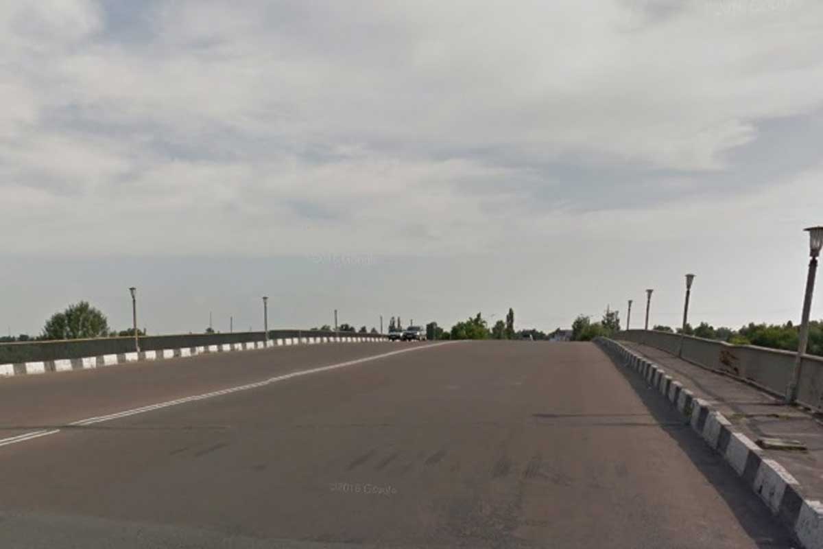 Харьковчане обследуют мост в Сумах