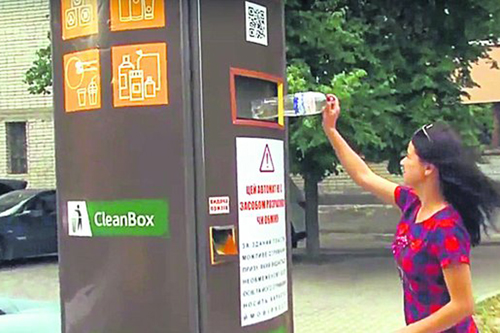В Харькове автомат выдает сувениры за пластиковые бутылки