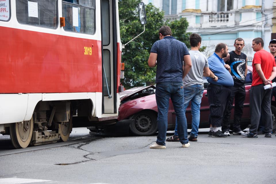 В центре трамвай попал в аварию (фото)