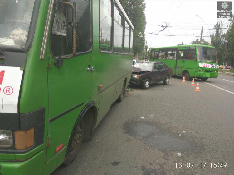 Легковушка врезалась в автобус: есть пострадавшие (фото)
