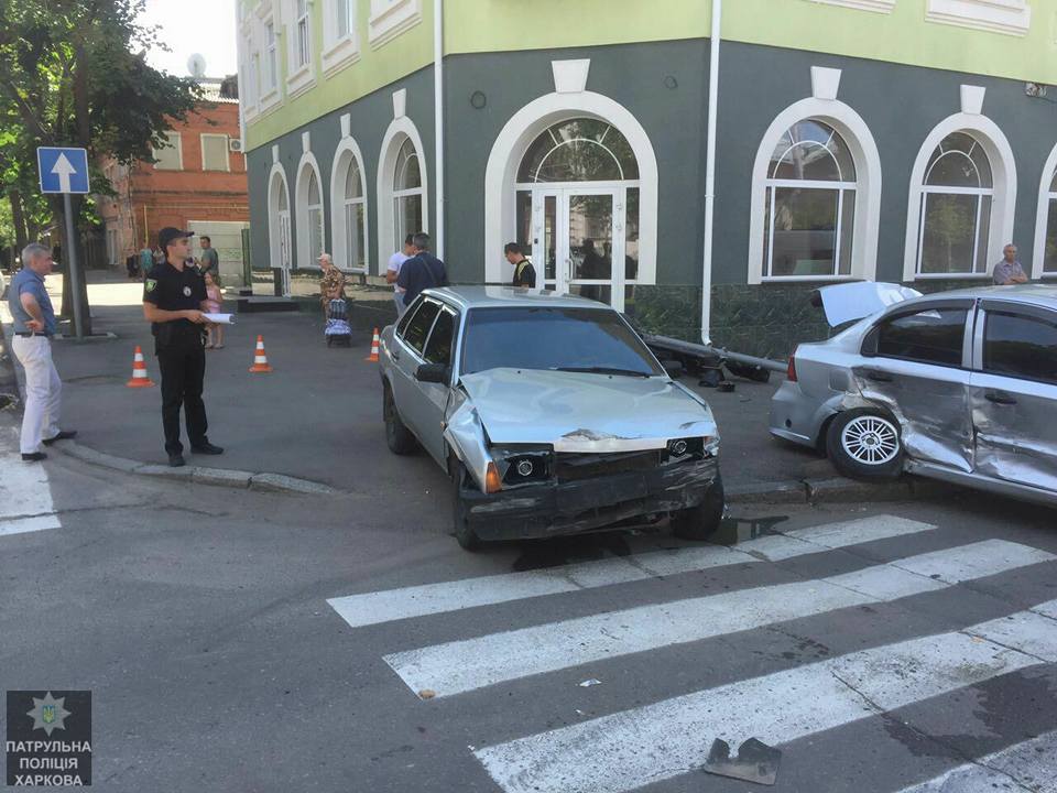 После ДТП машина вылетела на тротуар и сбила пешехода (фото)