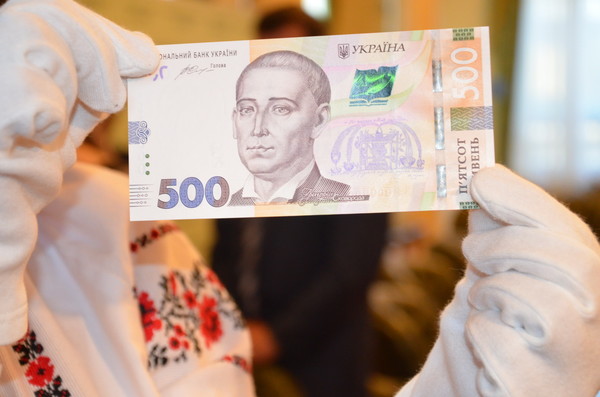 Харьковские эксперты выявляют поддельные доллары и гривны