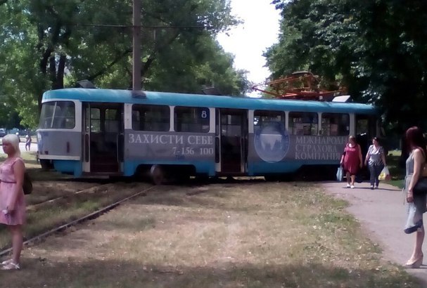 На Салтовке трамвай выехал на пешеходную дорогу (фото)