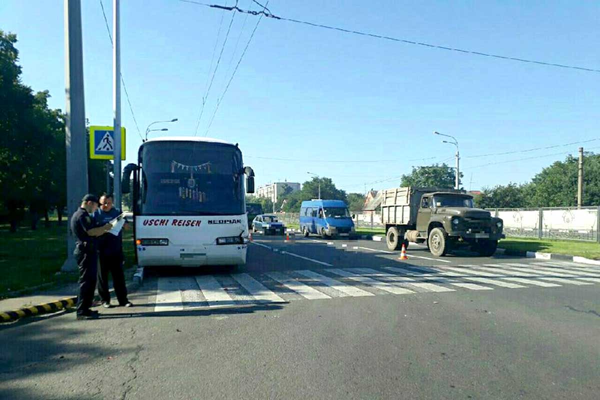На Гагарина автобус врезался в легковушки (фото)