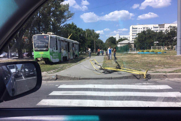 На Салтовском шоссе с трамвая слетел пантограф (фото, обновлено)