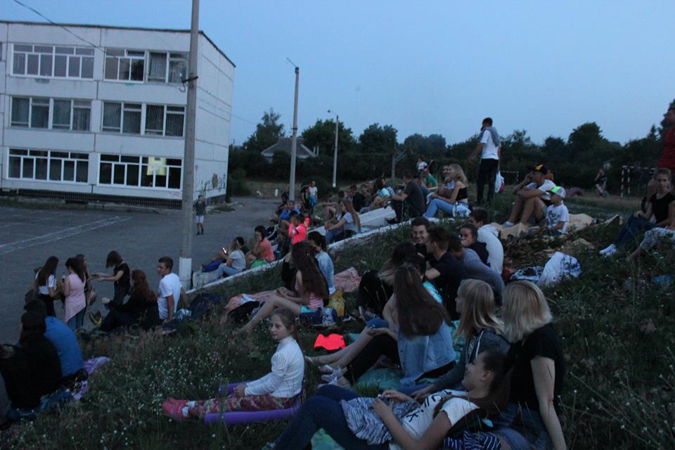 В поселках под Харьковом показывают бесплатное кино под открытым небом