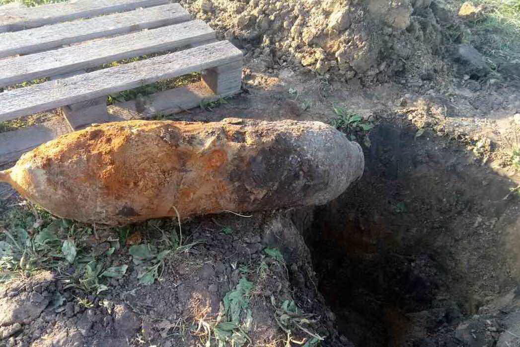 Отдыхающие нашли бомбу на берегу Печенежского водохранилища (фото)