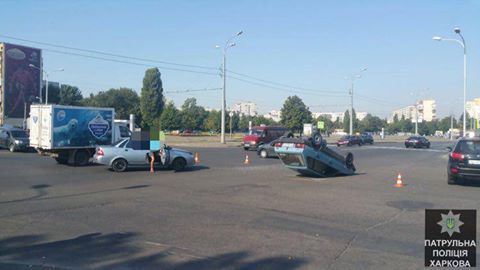 На Плехановской перевернулась машина (фото)