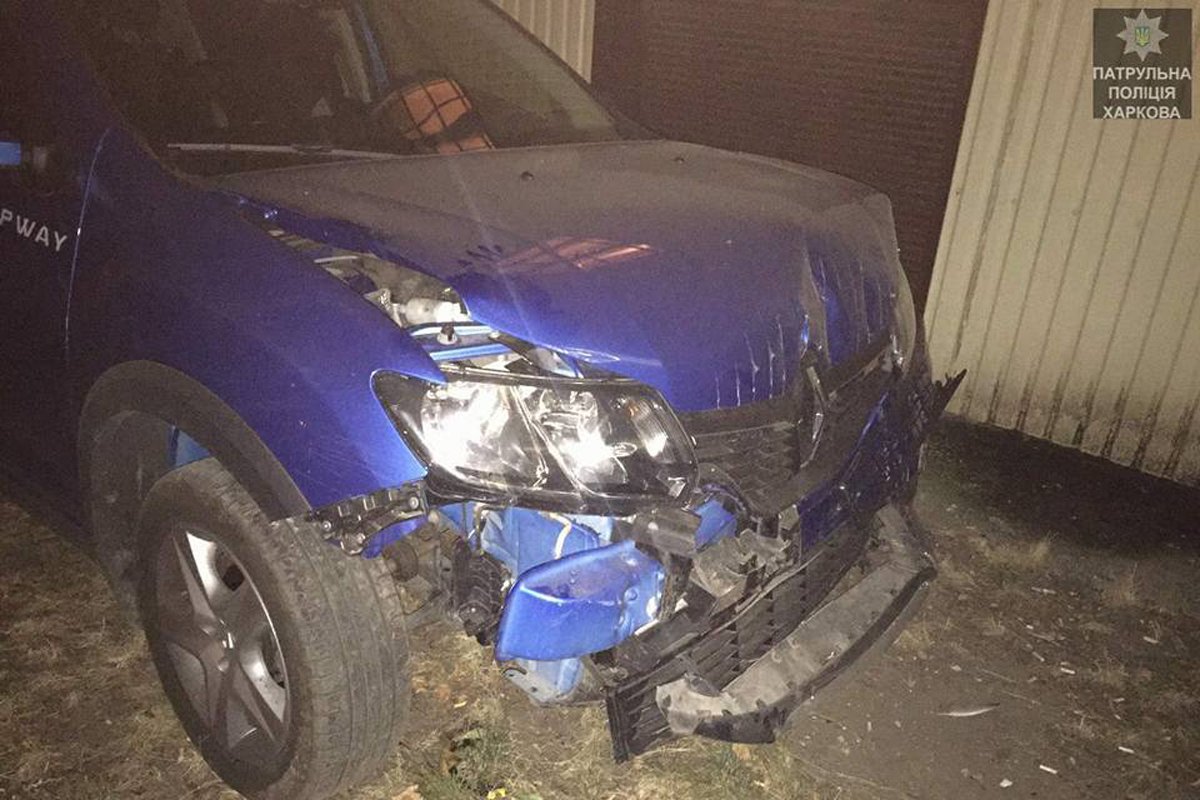 На Салтовке девушка на Renault снесла забор и врезалась в здание (фото)
