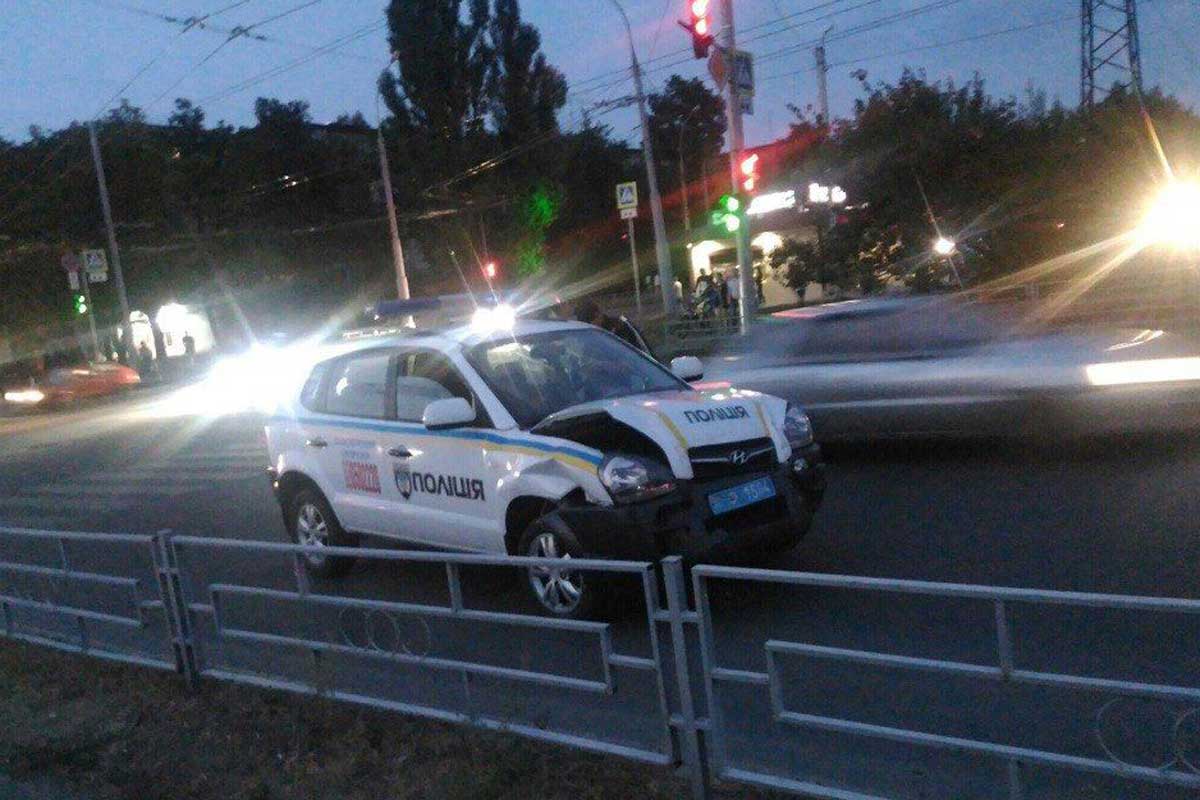 Полицейский джип попал в ДТП в Харькове, есть пострадавшие