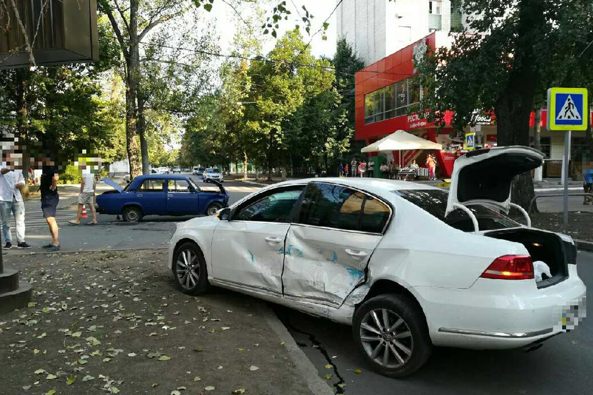 В центре Харькова столкнулись машины, есть пострадавшие (фото)