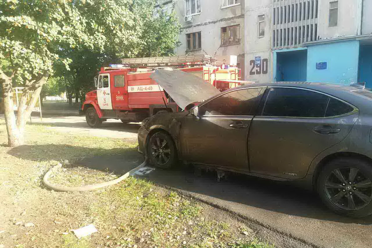 В Харькове подожгли Lexus (фото)