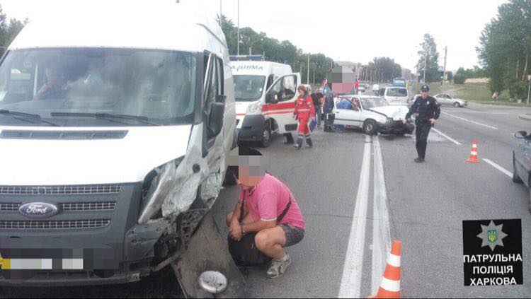 В Харькове столкнулись четыре машины: есть пострадавшие (фото)