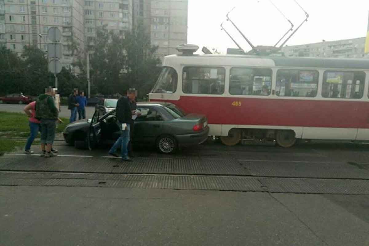 На Салтовке трамвай попал в ДТП