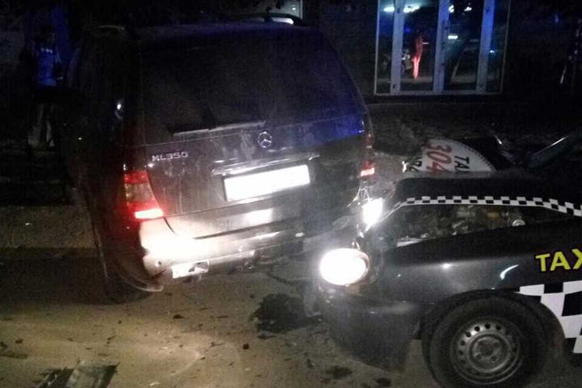 На Полтавском шляхе такси протаранило припаркованный Mercedes (фото)