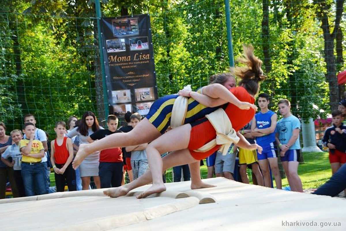 В Харькове впервые состоялся турнир по пляжной борьбе (фото)