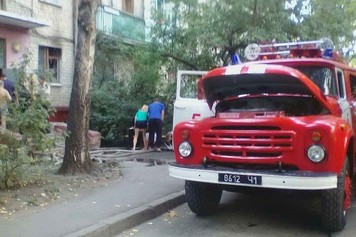 На Ферганской горел дом, людей эвакуировали (фото)