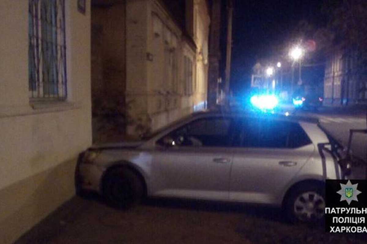 В Харькове машина влетела в дом (фото)