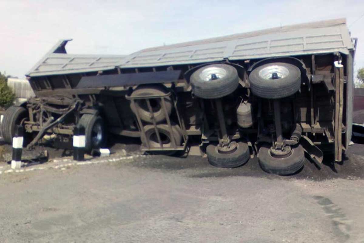Под Харьковом поезд врезался в грузовик, пострадали пассажиры (фото)