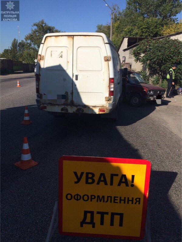 Микроавтобус врезался в ВАЗ: есть пострадавшие (фото)