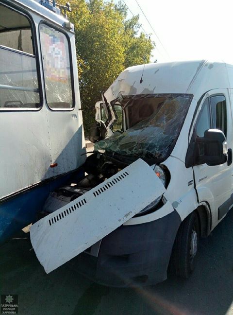 В Харькове троллейбус попал в аварию. Виновник ДТП пытался сбежать (фото)