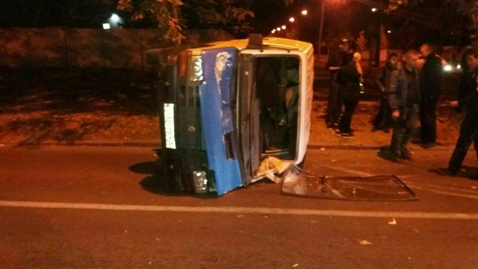 Авария на ХТЗ: микроавтобус перевернулся (фото)