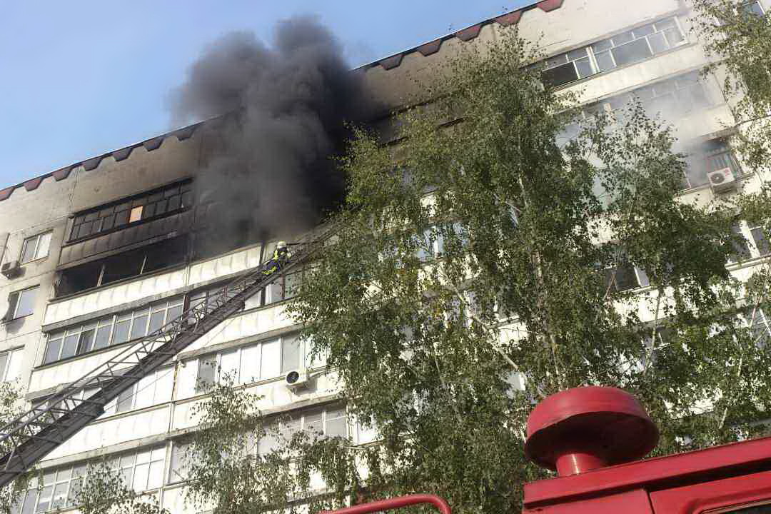 Под Харьковом пожарный получил ожоги, спасая людей (фото)