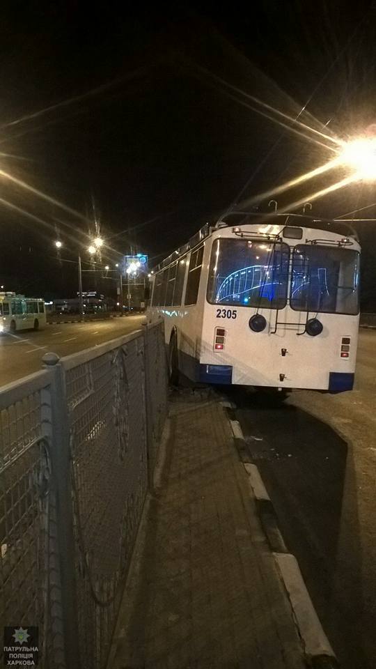 На проспекте Гагарина троллейбус снес забор (фото)