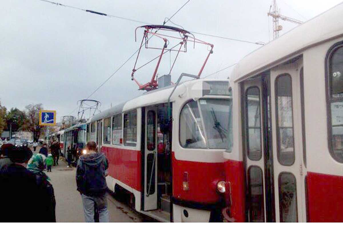 В центре Харькова столкнулись трамваи