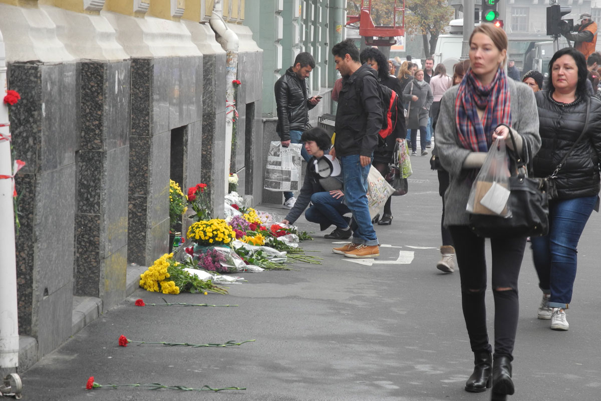 Харьковчане несут цветы к месту аварии на Сумской (фото)