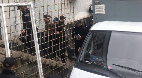 Зайцеву доставили в суд под конвоем и в наручниках (фото, видео)