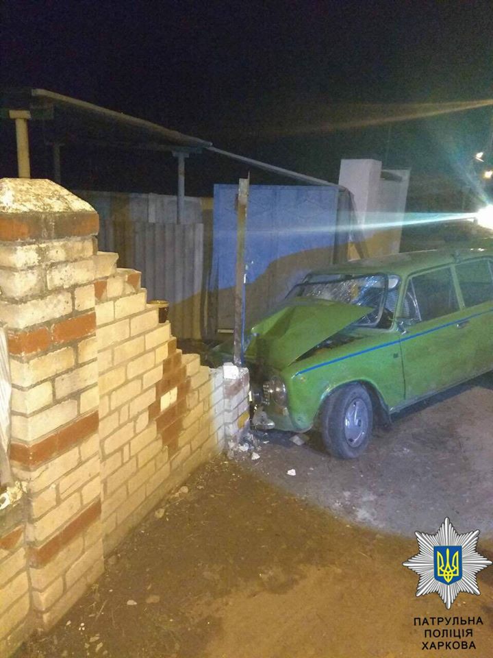 В Харькове машина влетела в забор (фото)