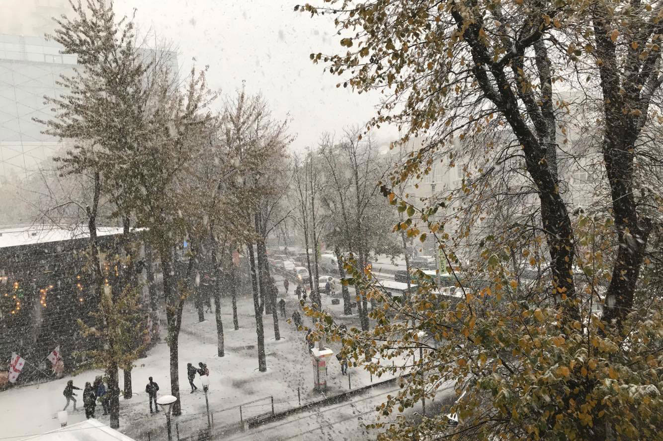 Харьков засыпает снегом (фото)