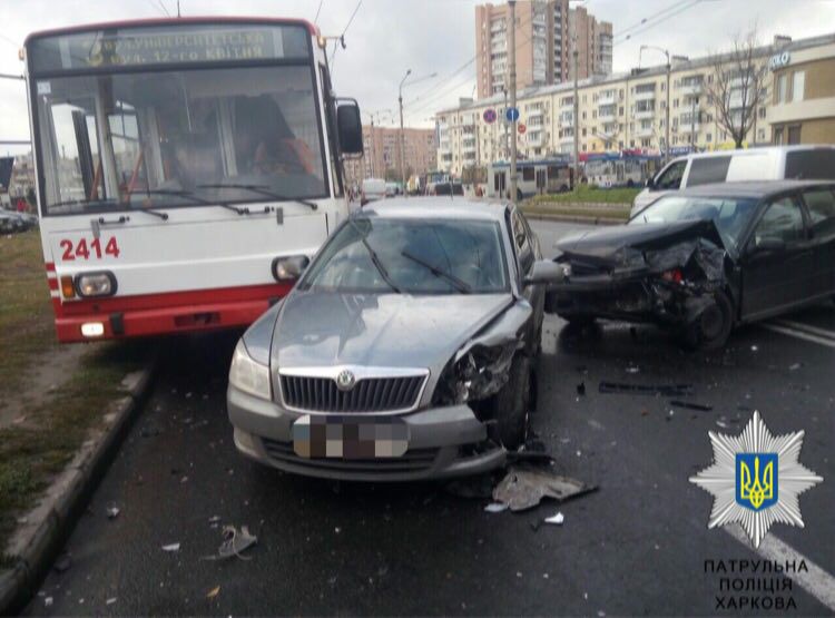 В Харькове троллейбус попал в аварию (фото)
