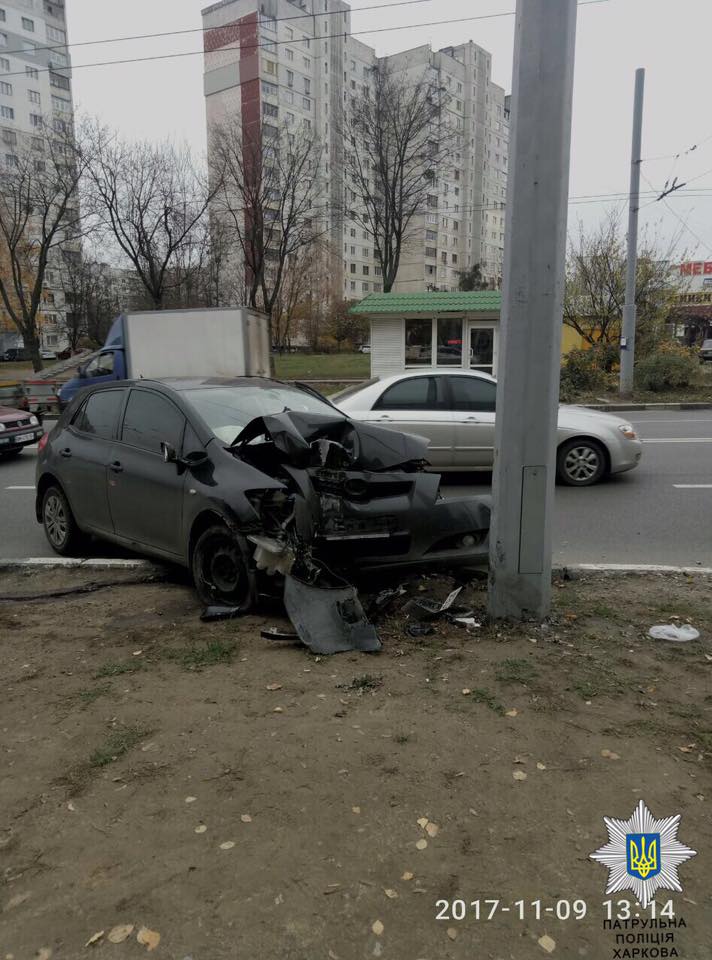 На Алексеевке Toyota врезалась в столб (фото)