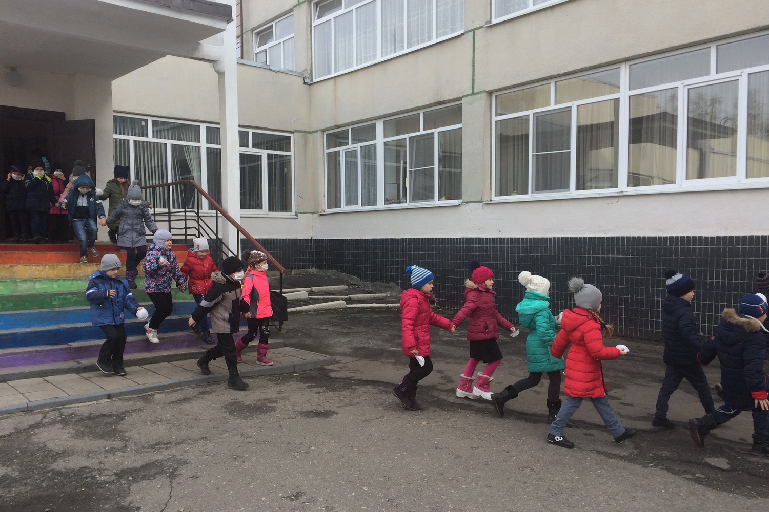 Из школы под Харьковом эвакуировали детей (фото)
