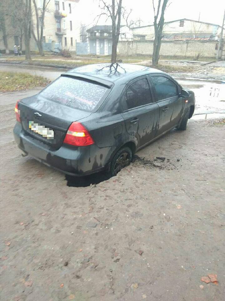 В Харькове под машиной провалился асфальт (фото)