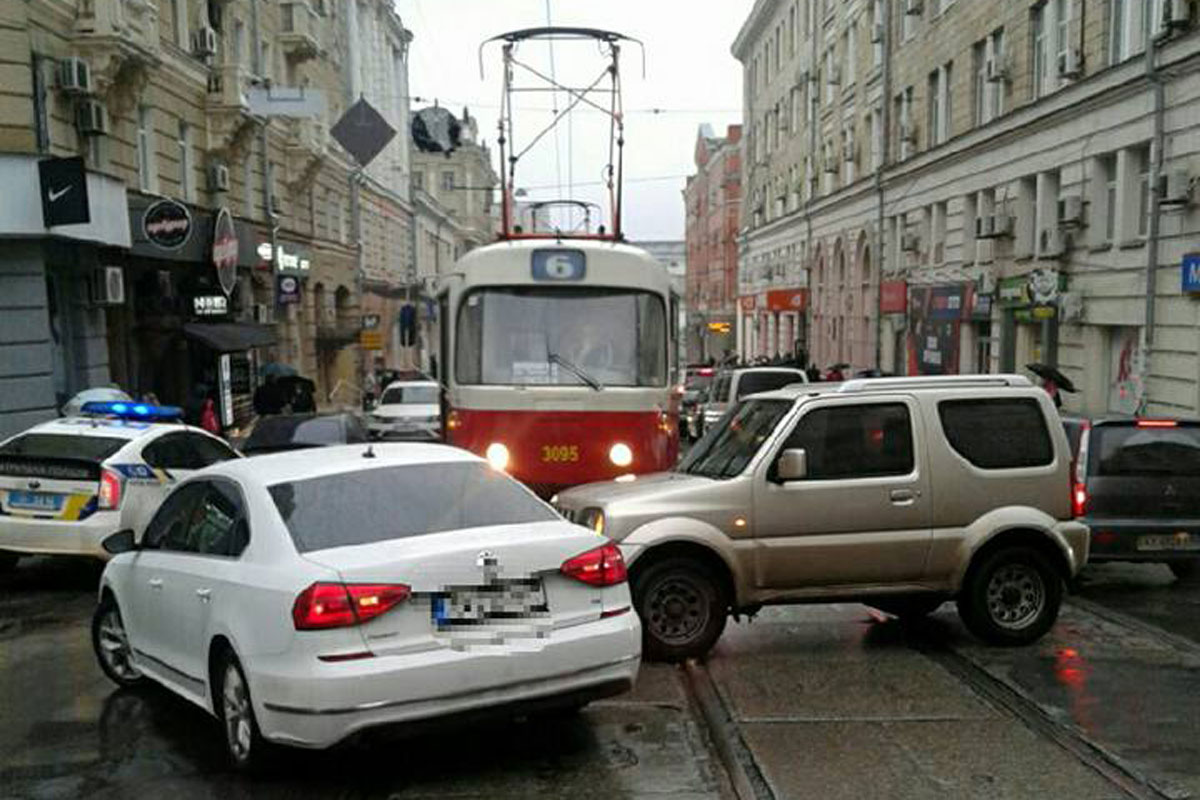 Авария в центре заблокировала движение трамваев (фото)