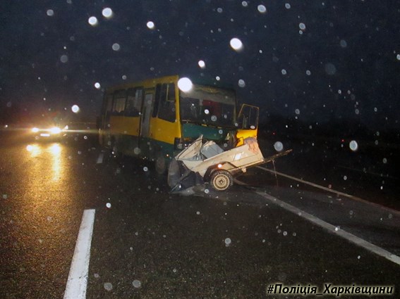Под Харьковом пассажирский автобус попал в аварию (фото)
