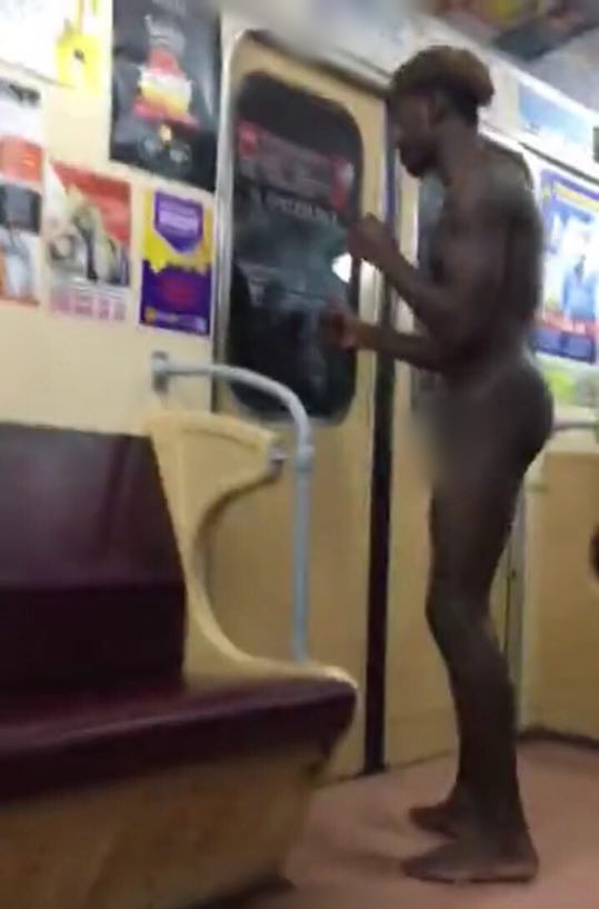 В метро ворвался голый мужчина (фото, дополнено)
