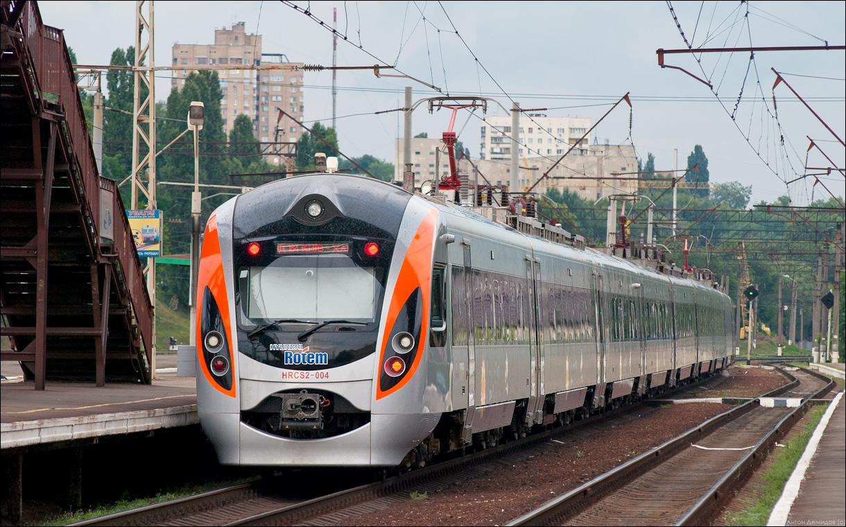 Поезд Hyundai застрял под Харьковом