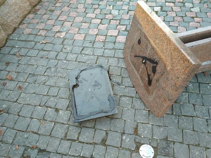 Под Харьковом вандалы разрушили памятный знак (фото, дополнено)