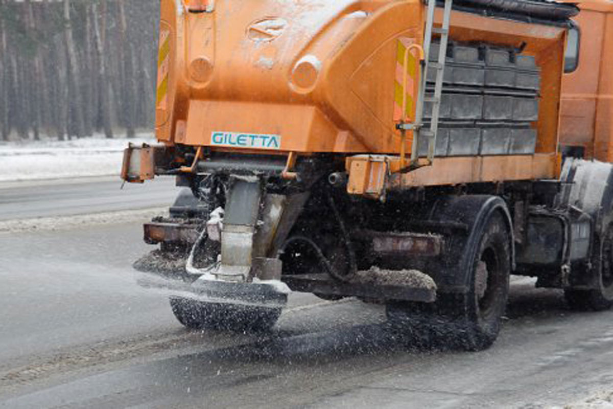 В Харькове убирают снег 100 машин