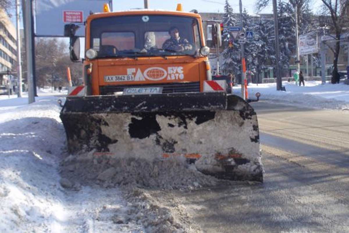 Техника убирает снег в Харькове
