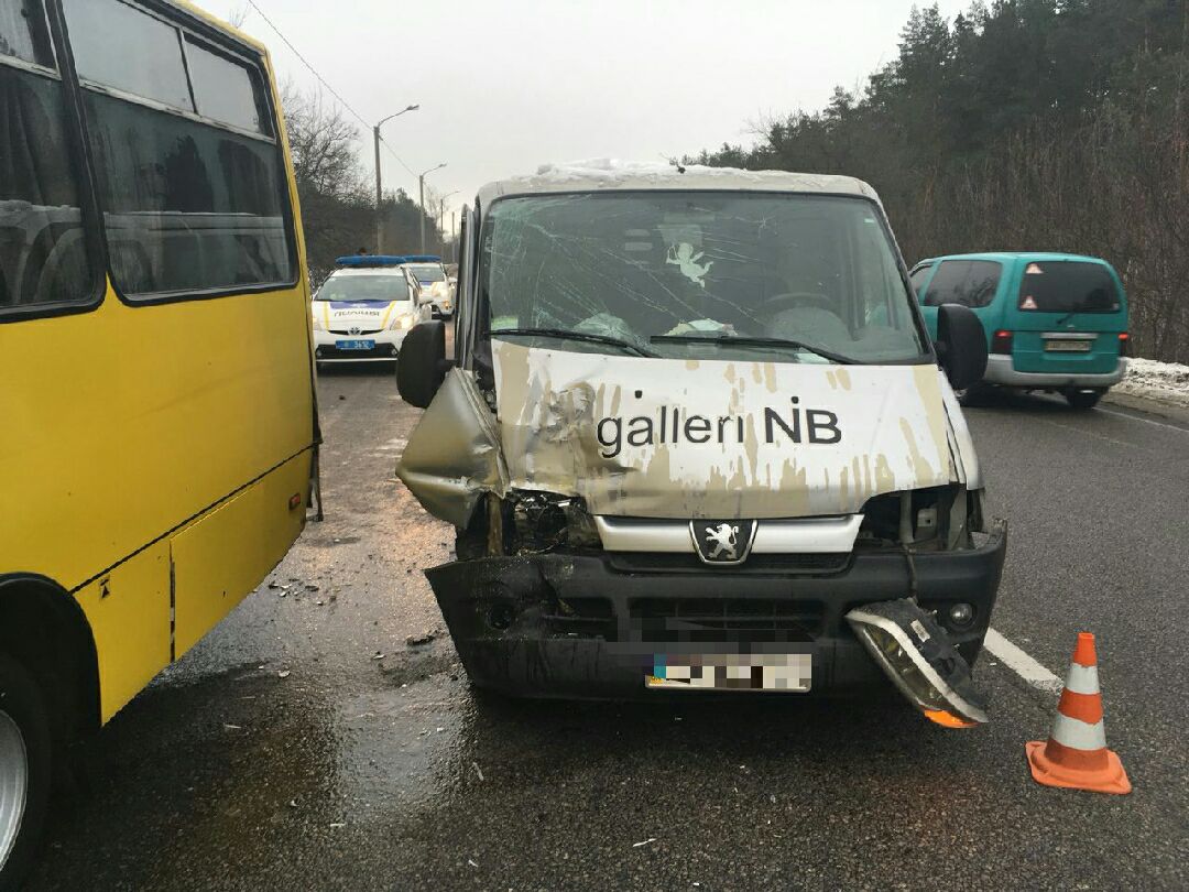 В Харькове автобус попал в ДТП, есть пострадавшие (фото)