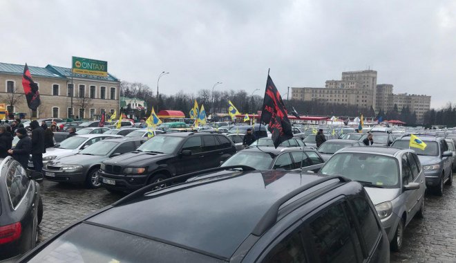 По Харькову проехали сотни машин с флагами (фото, видео)
