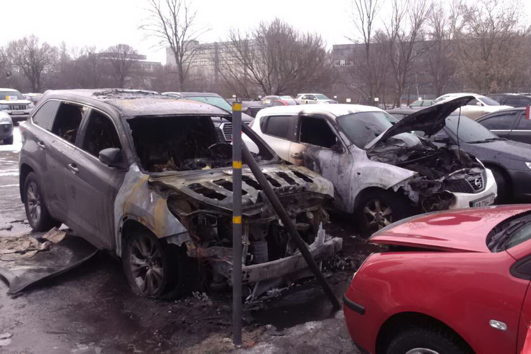 На парковке сгорело несколько машин (фото)