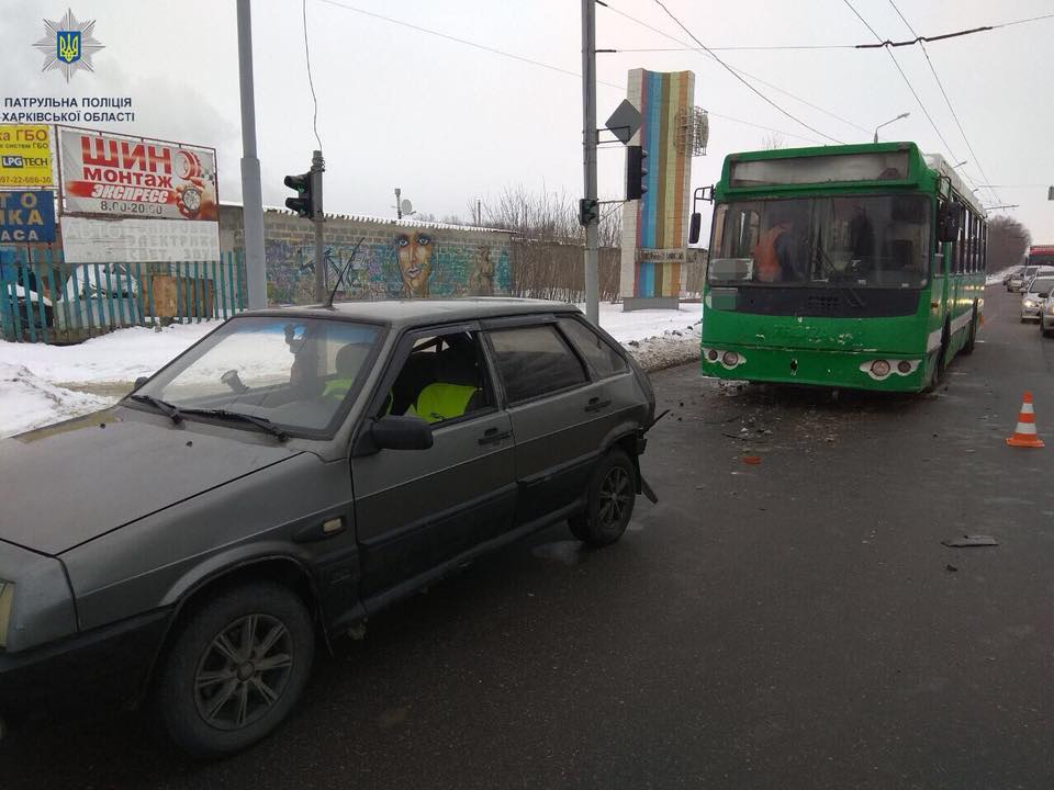 В Харькове троллейбус врезался в легковушку (фото)